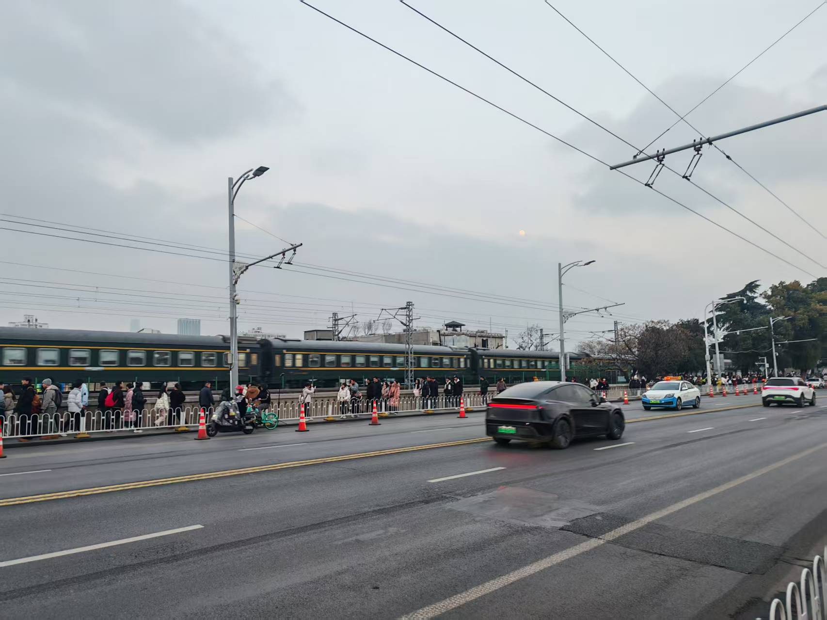 长江大桥上的火车